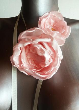Трендовий чокер з ніжно-рожевими трояндами рожева шовкова троянда на шию квітка на стрічці4 фото