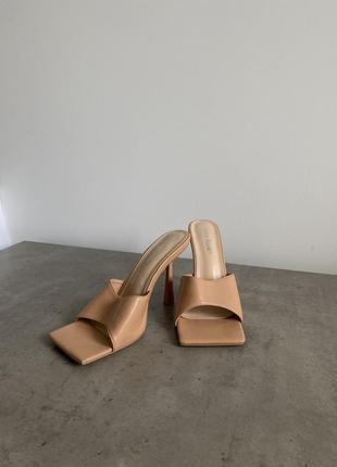 Шлепанцы на шпильке бежевые