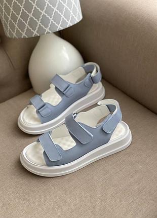 Голубые босоножки из натуральной кожи с ремешками на наклейку,