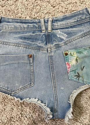 Яркие короткие джинсовые шорты No5723 фото