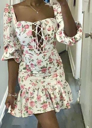 Платье со шнуровкой и цветочным принтом rare london1 фото