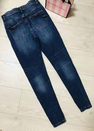 Стильные базовые классические джинсы с высокой посадкой на пуговицах от бренда denim co6 фото