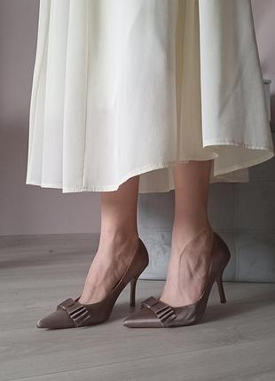 Атласные туфли на шпильке