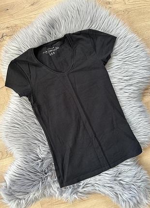 Базова чорна футболка, футболка без надписів і малюнків