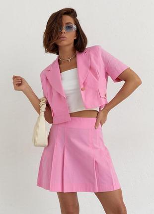 Костюм женский летний с юбкой плиссе и коротким жакетом розового цвета3 фото