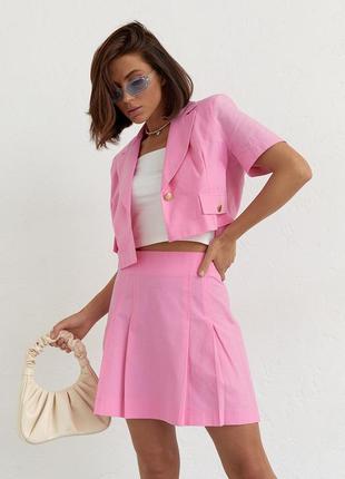 Костюм женский летний с юбкой плиссе и коротким жакетом розового цвета6 фото