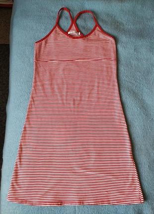 Червоний сарафан у білу смужку