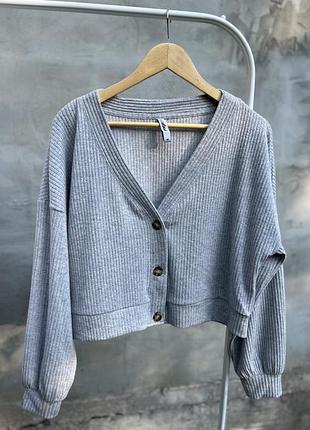 Кардиган серый в рубчик на пуговицах объемный вязаный накидка