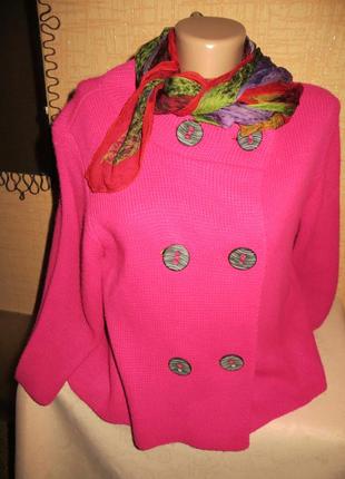 Стильный женский пиджак на пуговицах, малинового цвета.1 фото
