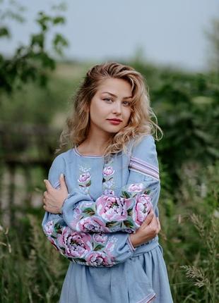 Довга ніжно блакитна  сукня з льону з вишивкою3 фото