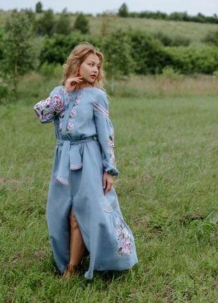 Довга ніжно блакитна  сукня з льону з вишивкою