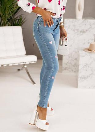 Стильні світло-блакитні жіночі джинси з метеликами завужені літні/літо-жіночий одяг9 фото