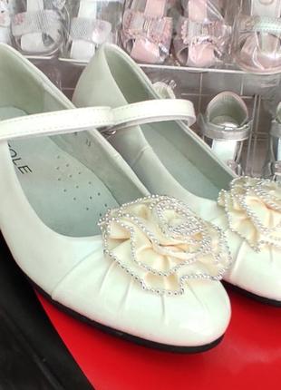 Туфли для девочки на каблуке белые  молочный праздничные с бантиком
