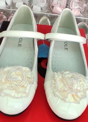 Туфли для девочки на каблуке белые  молочный праздничные с бантиком2 фото