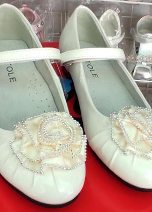 Туфли для девочки на каблуке белые  молочный праздничные с бантиком6 фото