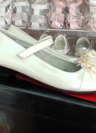 Туфли для девочки на каблуке белые  молочный праздничные с бантиком9 фото