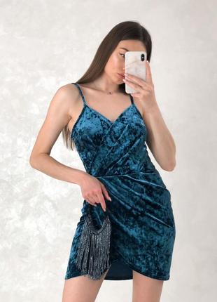 Синя оксамитова сукня