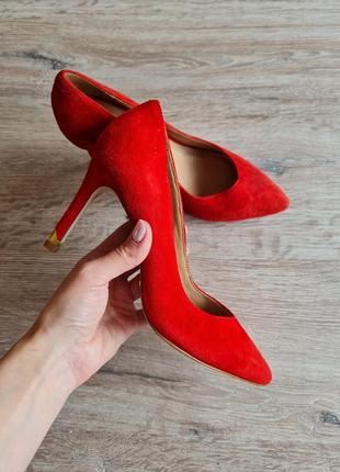 Червоні туфлі на каблуку minelli замшеві