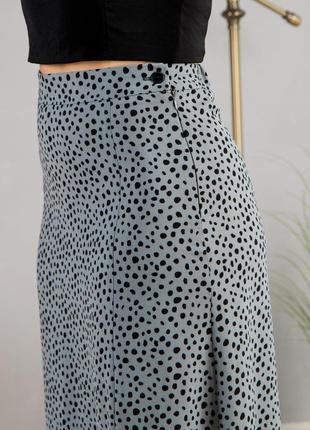 Молодежная летняя серая юбка с узором длины ниже колен на жаркую погоду больших размеров 46, 48, 50, 52, 54, 57 фото