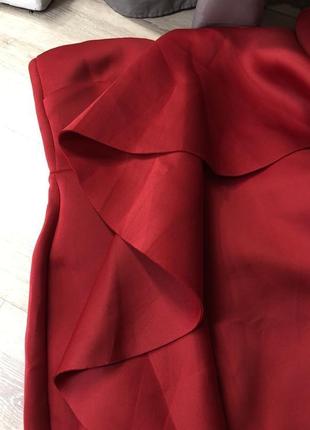 Эксклюзивное красное платье-бандо миди с оборкой true violet - красный7 фото