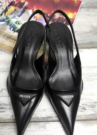 Туфли на каблуках с узким носком черные бежевые prada8 фото