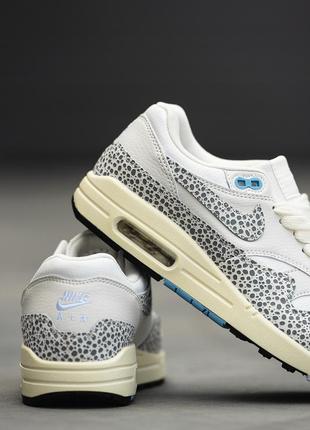 Демисезонное белое кроссовки nike air max 1 safari белые женские кроссовки nike air max 15 фото