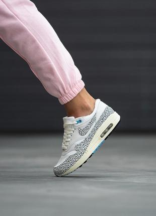 Демисезонное белое кроссовки nike air max 1 safari белые женские кроссовки nike air max 19 фото