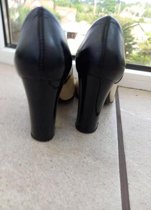 Туфлі romagnoli чорні шкіряні бежеві лаковані на високому каблуці8 фото