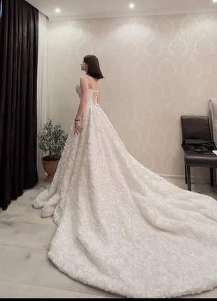 Платье свадебное в цветы со шлейфом,платье свадебное,1 фото