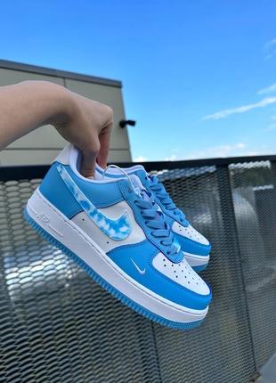 Кожаные голубые кроссовки nike air force 1 с принтом неба блакитні жіночі кросівки nike air force 1 з хмаринками