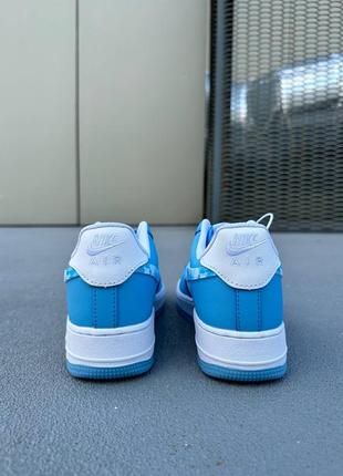 Кожаное голубое кроссовки nike air force 1 с принтом неба голубые женские кроссовки nike air force 1 с облаками3 фото