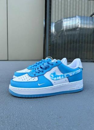 Кожаное голубое кроссовки nike air force 1 с принтом неба голубые женские кроссовки nike air force 1 с облаками2 фото