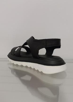 Женские черные кожаные сандалии на модной подошве7 фото
