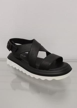 Женские черные кожаные сандалии на модной подошве4 фото