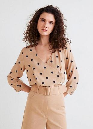 Блуза в горошок на запах нюдова