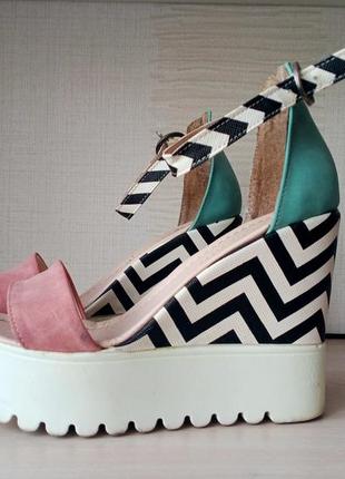 Босоножки фирменные