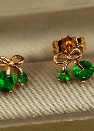 Серьги гвоздики xuping jewelry ягодки на бантике с зелеными камешками 9 мм золотистые1 фото