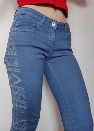 Распродажа! оригинальные и необычные синие джинсы с узором и бахромой tally weijl, скини3 фото