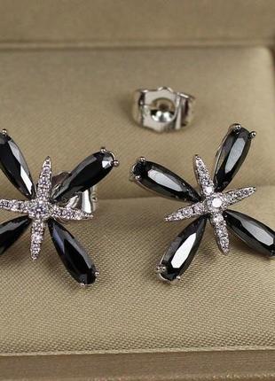 Серьги гвоздики xuping jewelry четыре стороны с черными фианитами 1.7 см серебристые