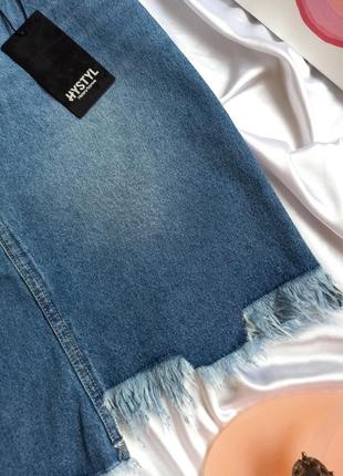 Асимметричная джинсовая юбка с бахромой с одним  карманом синяя3 фото