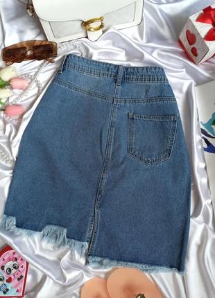 Асимметричная джинсовая юбка с бахромой с одним  карманом синяя6 фото