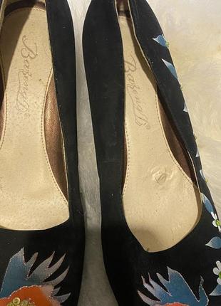 Замшевые туфли на каблуке , украшены цветами3 фото