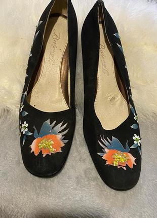 Замшевые туфли на каблуке , украшены цветами
