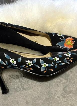 Замшевые туфли на каблуке , украшены цветами5 фото