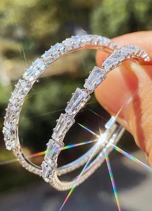 Сережки кільця прикрашені цирконами багетами. серьки кольца.