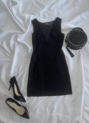 Маленькое черное платье с красивым v декольте