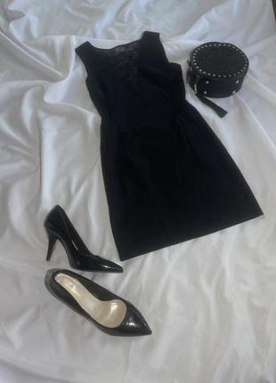 Маленькое черное платье с красивым v декольте2 фото