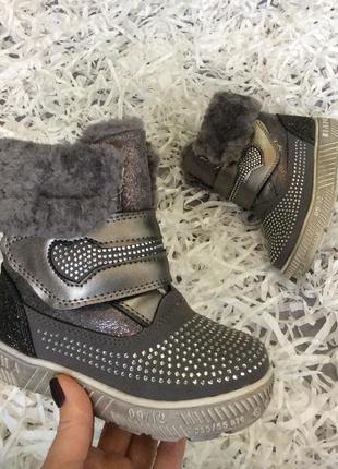 Сріблясті зимові черевики для дівчинки