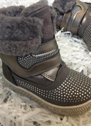 Серебристые зимние ботинки для девочки3 фото