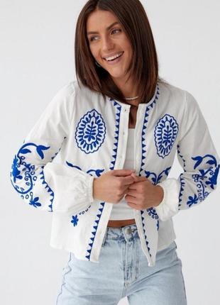 Вышиванка женская свободного кроя и с необычными вышитыми узорами